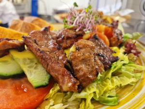 Bunter Salat mit Rindfleischstreifen, Baguette     